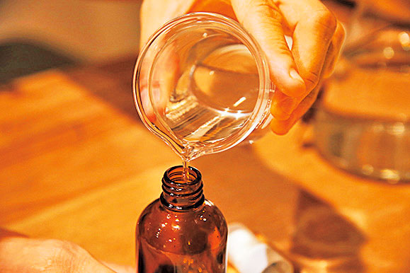 ボトルにろ過した屋久島の水を注ぎます