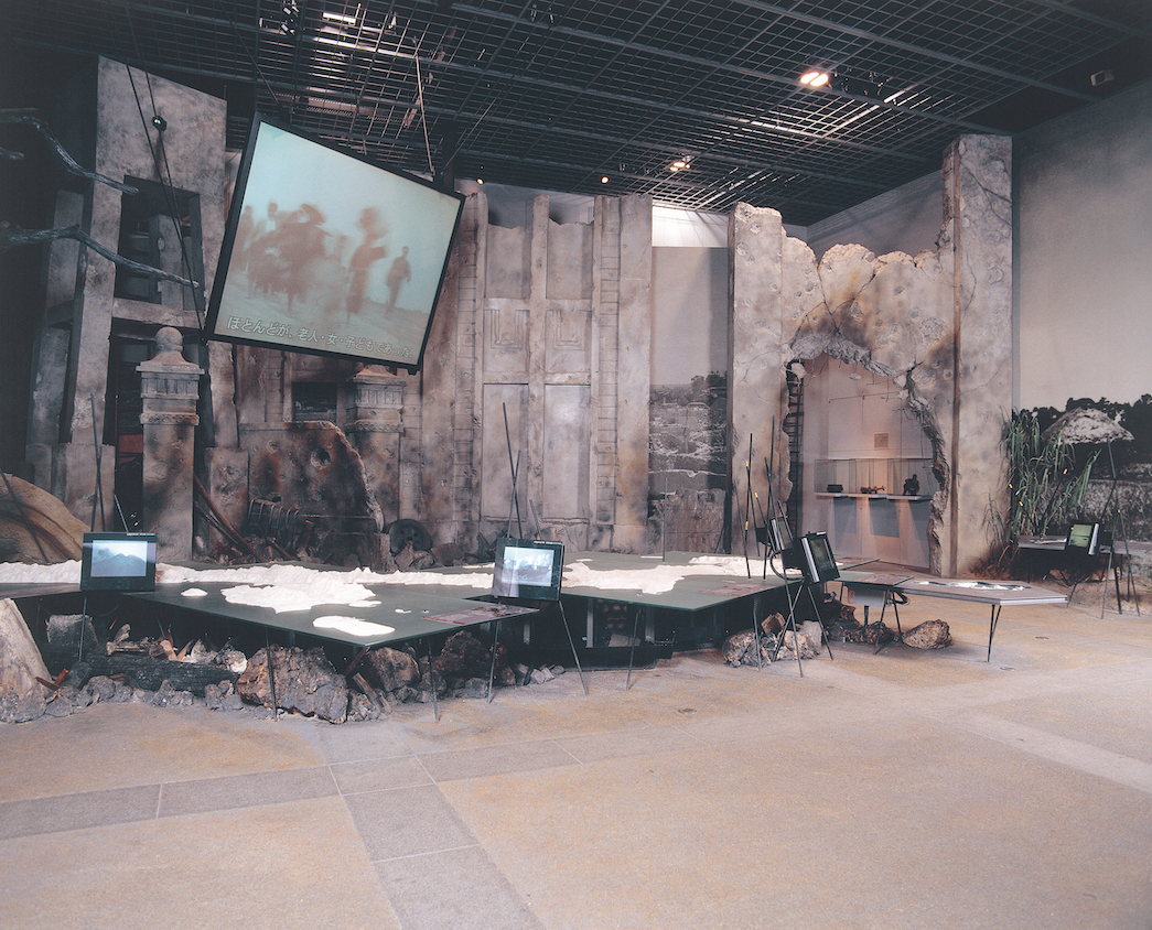 沖縄戦の実相を住民の視点から描き、被災状況を立体地図や映像、実物などで展示する第2展示室「鉄の暴風」 提供：沖縄県平和祈念資料館