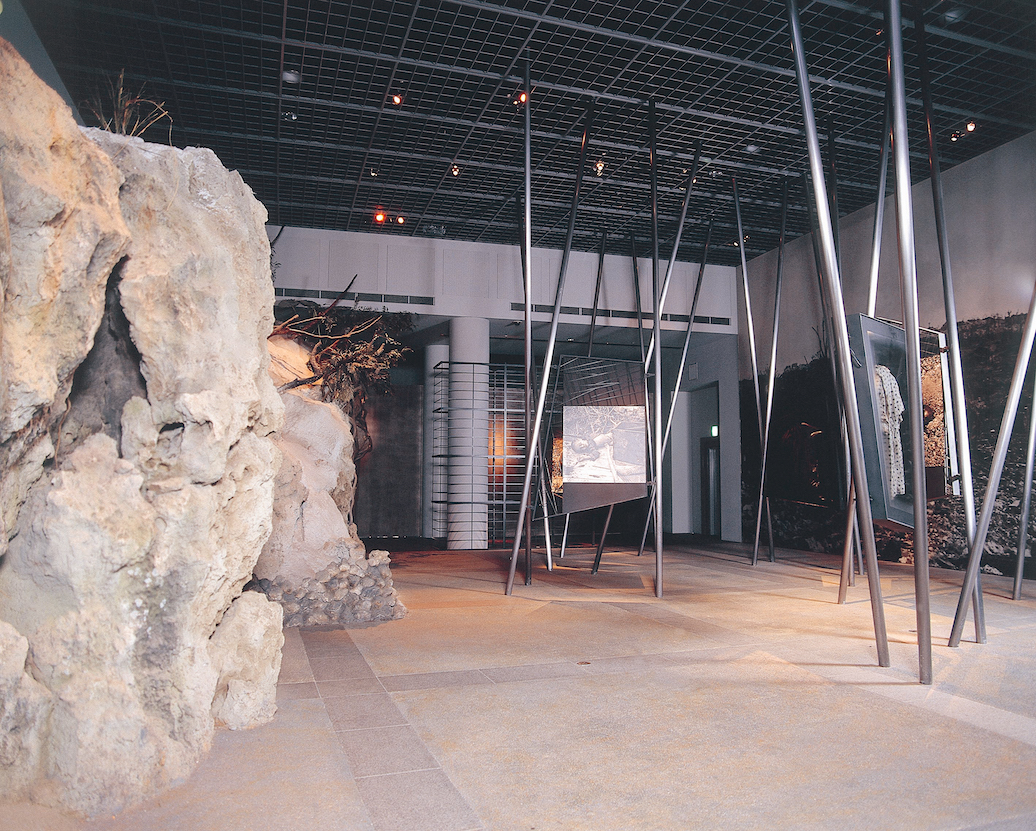 沖縄戦で住民が受けた惨劇を、地下（ガマ）と地上（死の彷徨）で象徴的に伝える第3展示室「地獄の戦場」 提供：沖縄県平和祈念資料館