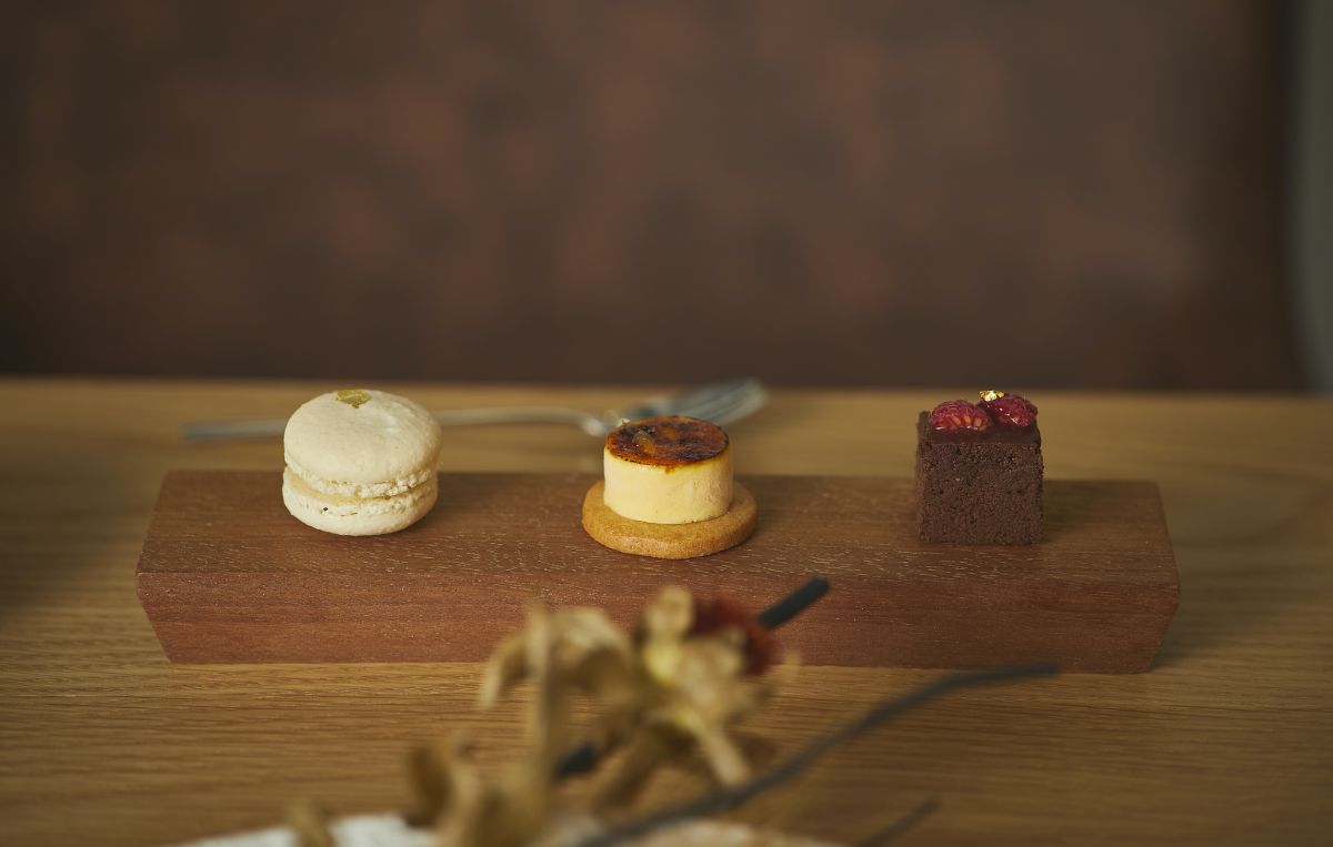 左からバニラのマカロン、アイスブリュレ、テリーヌショコラ