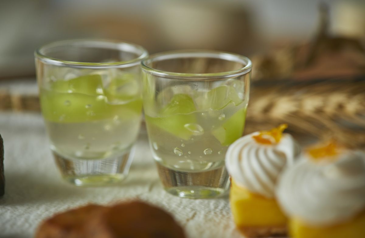 檸檬の香りを移した白ワインのゼリーのグラススイーツ シャインマスカット入り