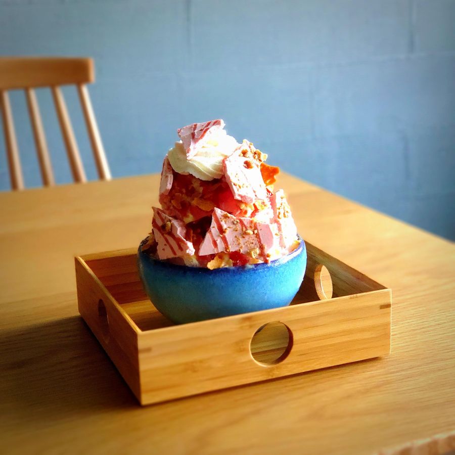 パフェ氷 エキゾチック 南国のフルーツのソースの氷をフレッシュなトロピカルフルーツやフランス菓子が盛り立てる。生姜のメレンゲがアクセント（6月下旬頃から販売開始予定）