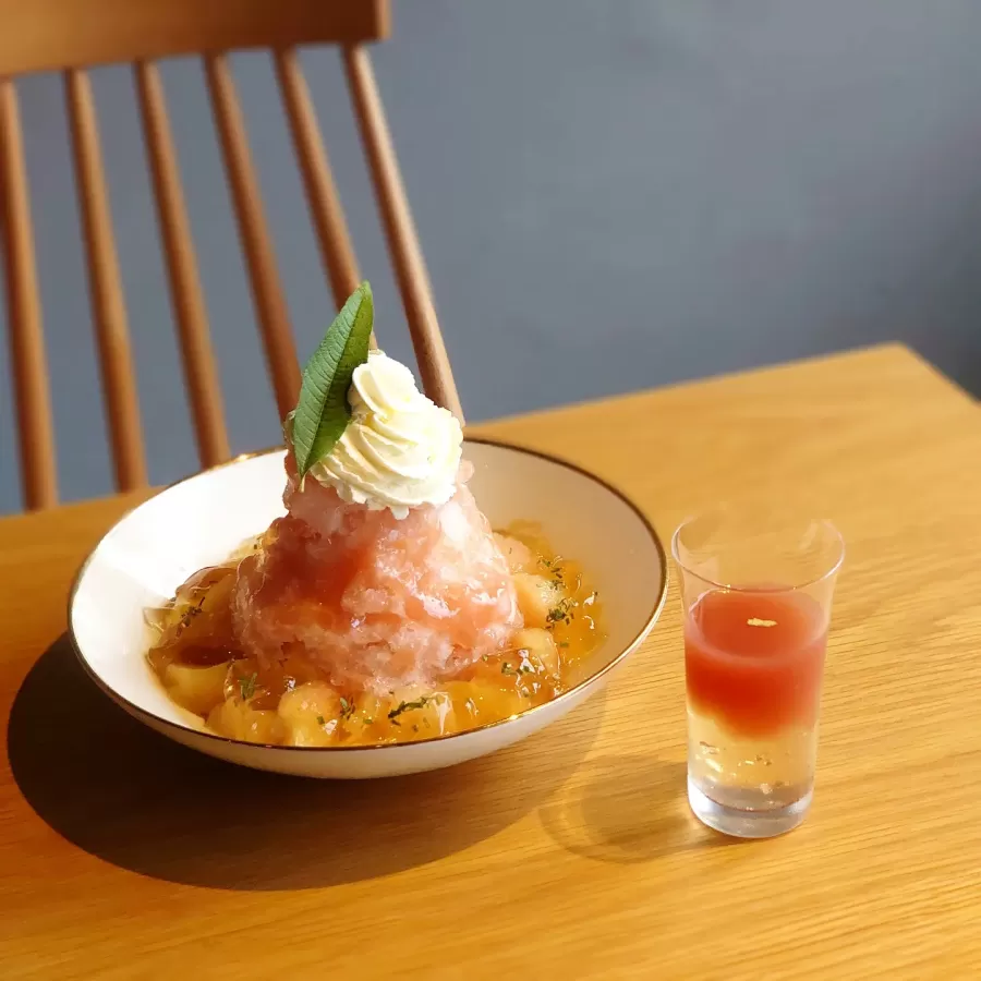 プレミアムパフェ氷「桃氷」2200円 ひと皿にさまざまな技法が詰まる。桃と貴腐ワインのジュレで作ったソースが別添えされた贅沢な一品（8月上旬頃販売開始予定）