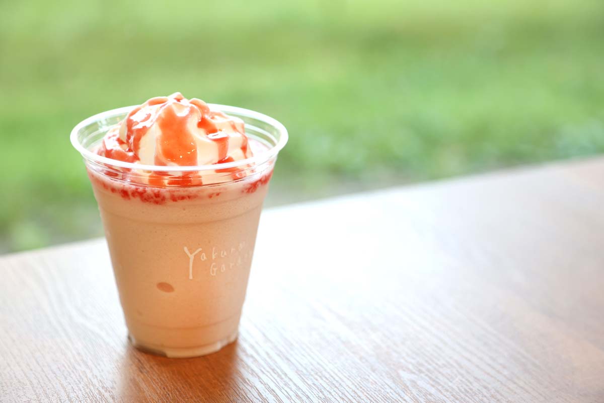 「ストロベリーフラッペ」580円。ひんやり食感と優しい甘さが疲れを癒してくれる