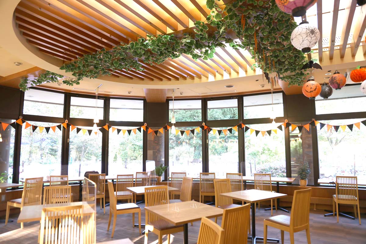 開放感あふれる店内。秋はハロウィーン仕様の内装に