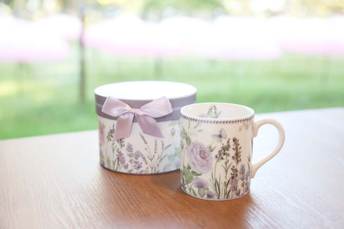 ギフトBOX付のマグカップ1100円。バラやラベンダーなど淡い紫色が上品な雰囲気
