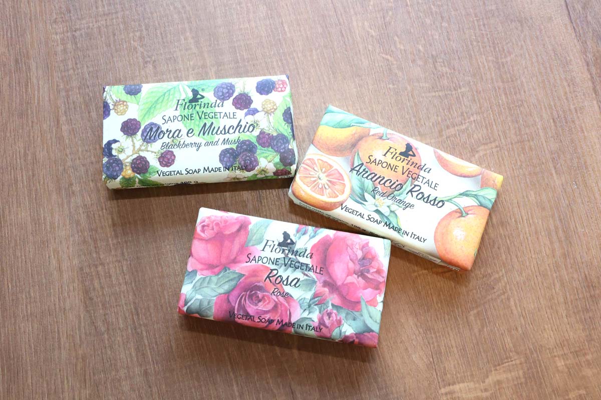 イタリア製の植物性天然石鹸「フロリンダソープ」各種720円。動物由来の油脂不使用、無着色、パラベンフリーで肌にやさしく、香りが長く続く