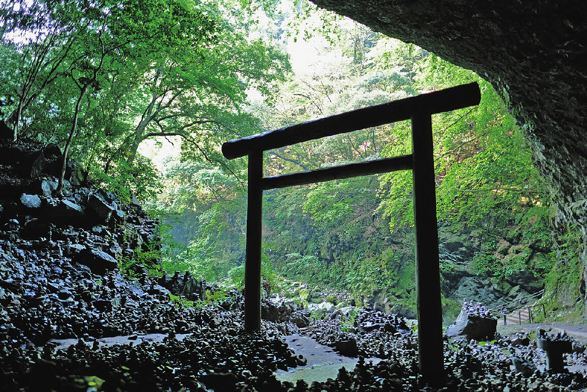 神々が集ったとされる「天安河原(あまのやすかわら)」