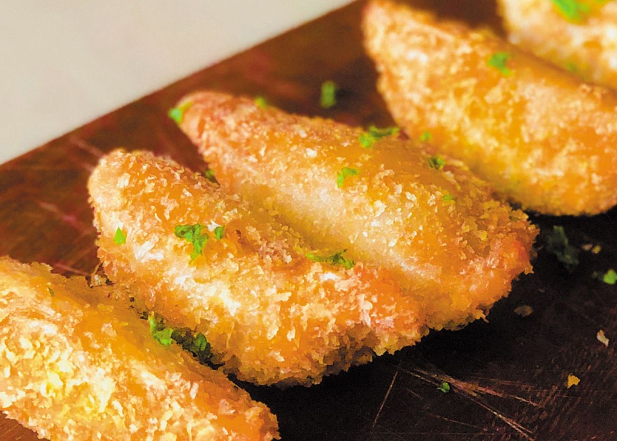 餃子とワイン 果皮と餡「十勝産濃厚味噌バター牛カツ餃子」700円