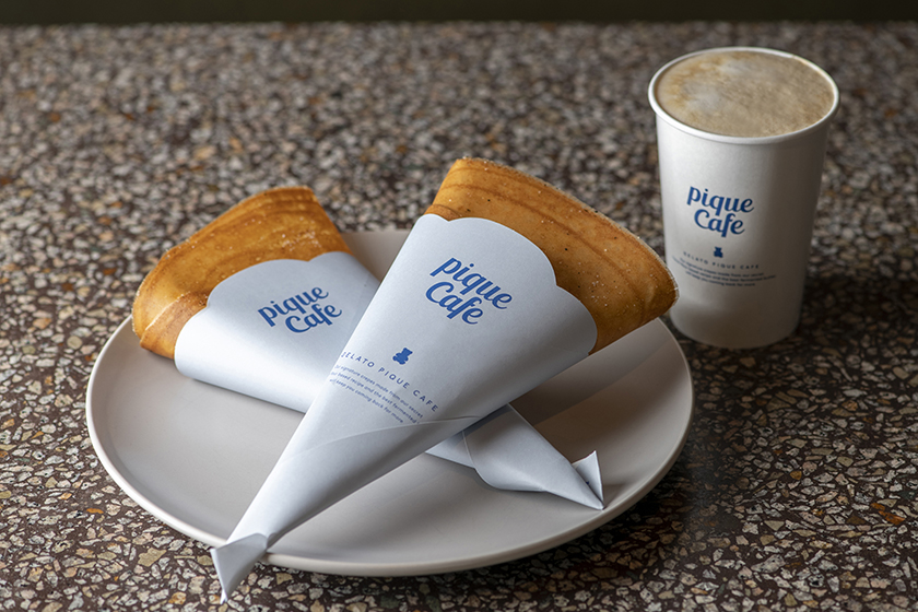 （左から）プレーンクレープ 540円（テイクアウト 530円）、ピケラテ 630円（テイクアウト 620円）