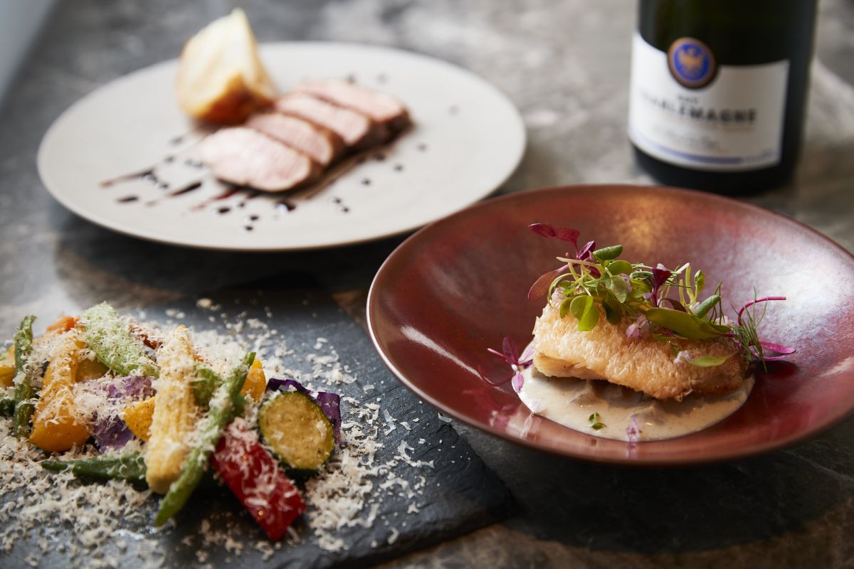 （左上から時計回りに）仔鴨のロースト 2800円、甘鯛の鱗揚げ（7000円コースメニューの一皿）、季節野菜のフリット（5000円からのコースメニューの一皿）