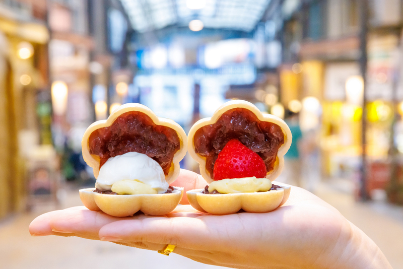 写真左「フロマージュ最中」、写真右「フルーツ最中いちご」各380円、賞味期限は当日中