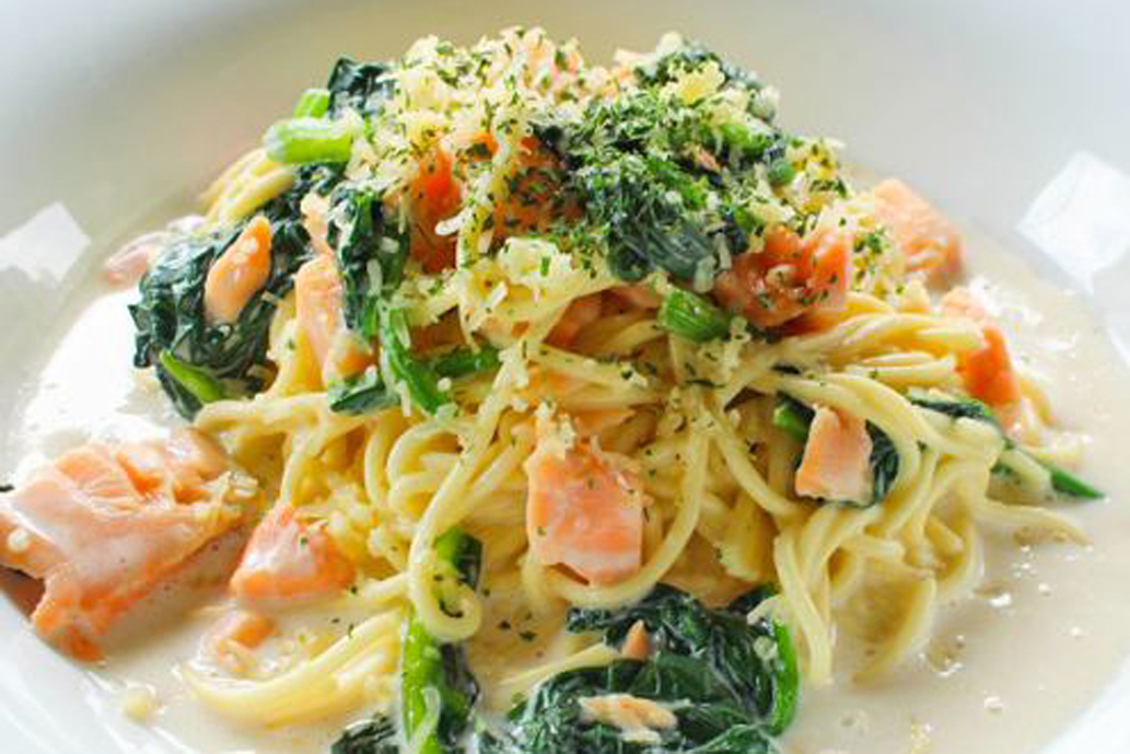 「サーモンとほうれん草のクリームパスタ」1298円