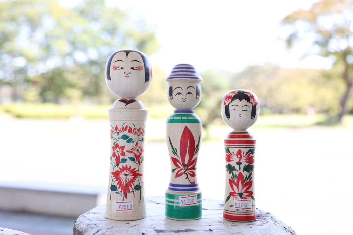 工人による「鳴子こけし」も販売。伝統模様や現代風にアレンジされたものまで揃う