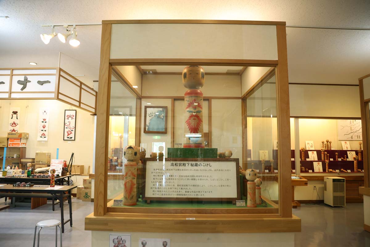高松宮殿下の秘蔵こけしを展示している