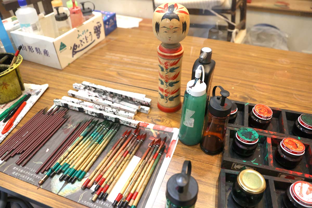 絵付け体験は子どもにも大人気。1本1100円～