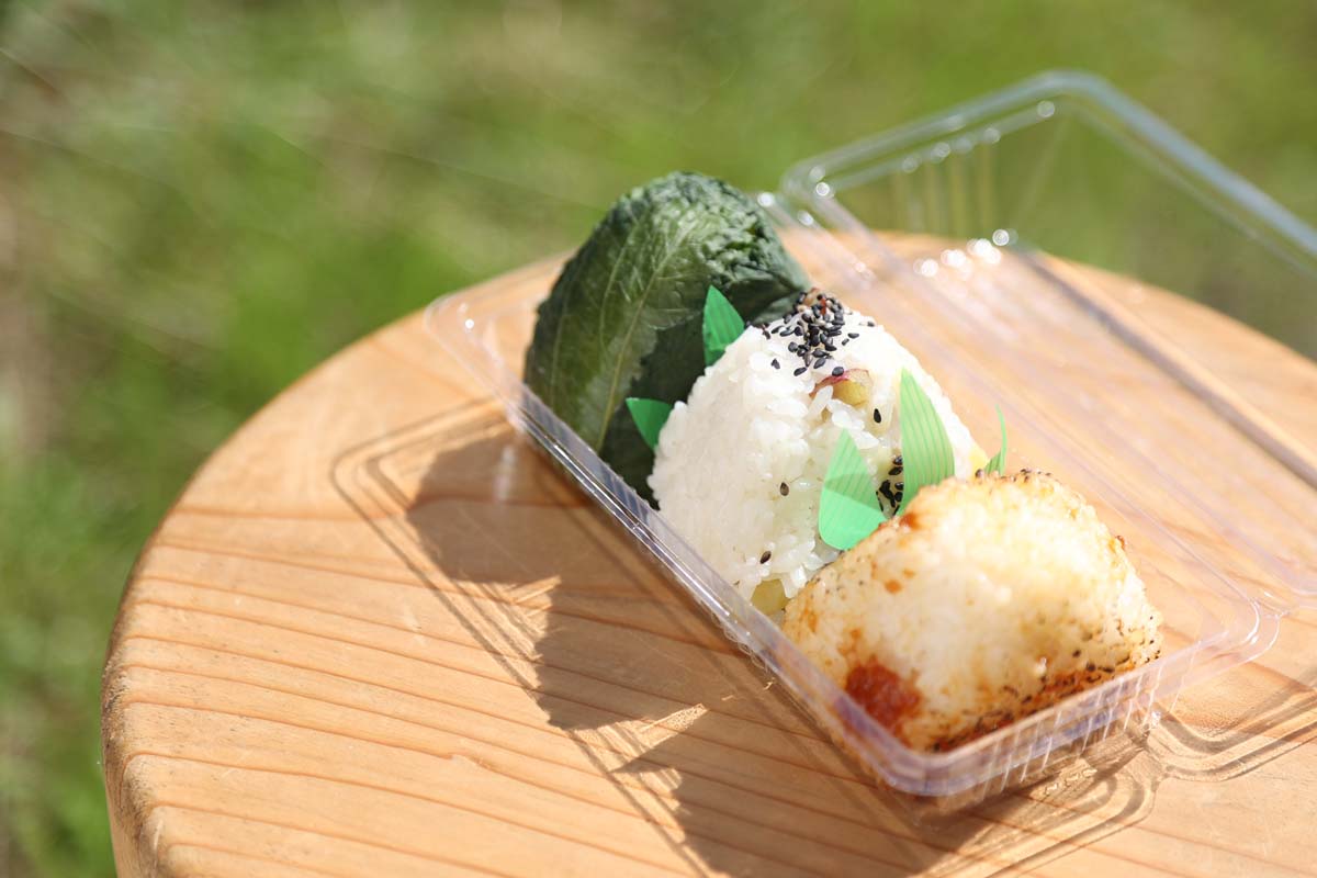 奥から「季節の青菜巻」180円、土・日・祝日限定「季節のおむすび　さつまいも」180円、「麹なんばん味噌焼き」180円