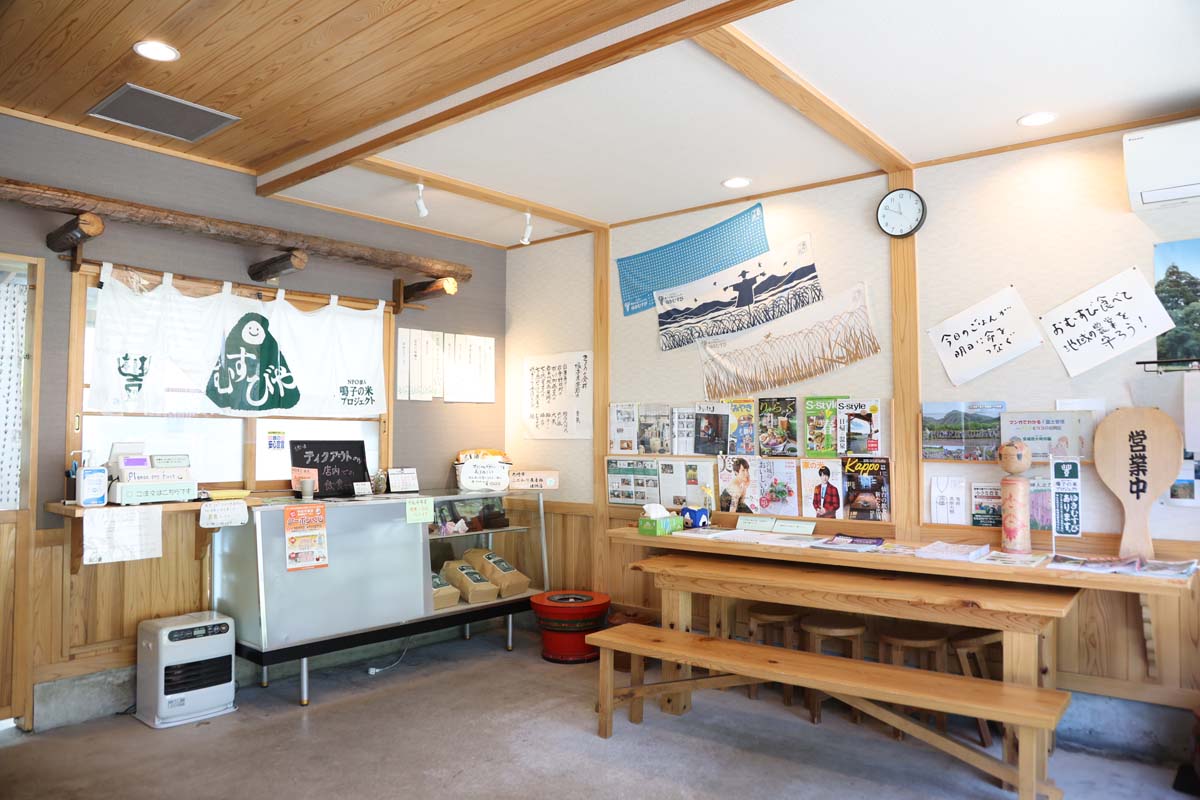 現在はテイクアウトとお弁当のみ。地元客に人気でオープン直後からにぎわう