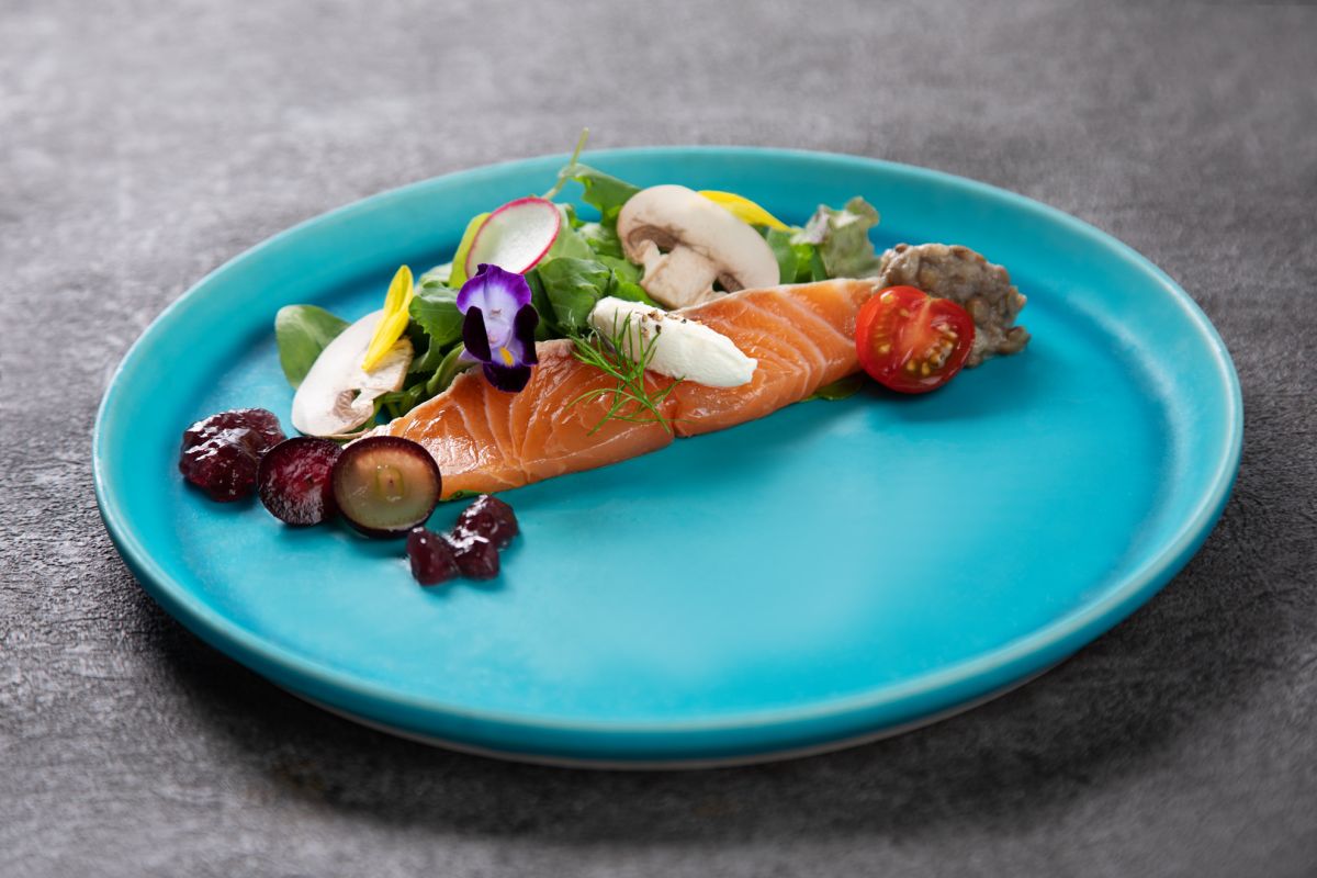 ディル風味のサーモンマリネ レンズ豆とハーブサラダ添え 1180円(1298円)