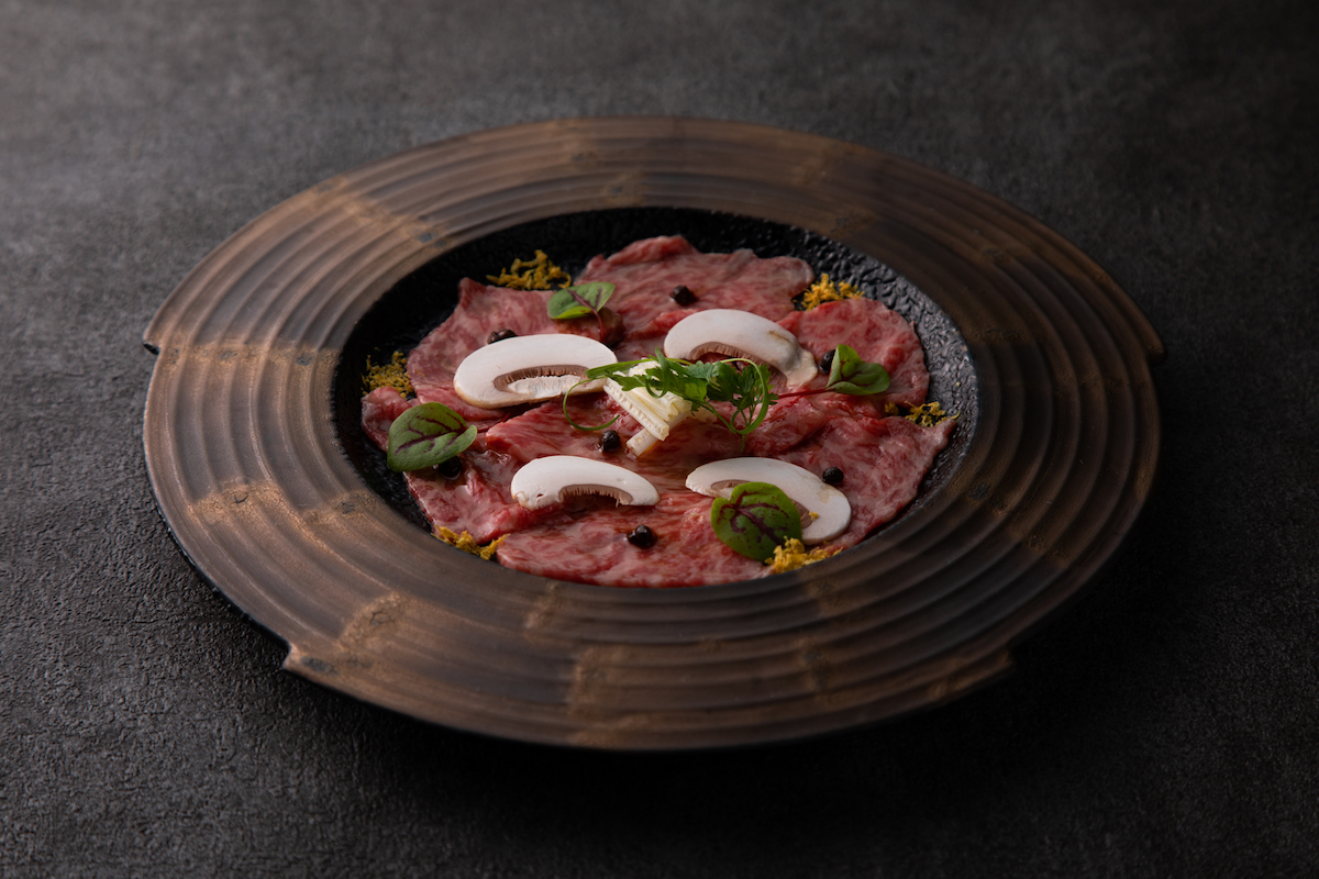 山形県産 黒毛和牛の霜降り牛刺し 1680円(1848円)