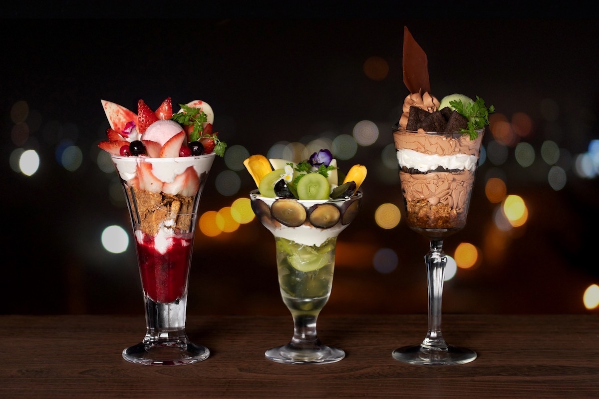 【写真左】■「完熟いちごの夜遊び」 価格:1300円(税込み1430円) 【写真中央】■秋限定「シャインマスカットと巨峰」 価格:1500円(税込み1650円) 【写真右】■「真夜中のガトーショコラとピスタチオ」 価格:1200円(税込み1320円)