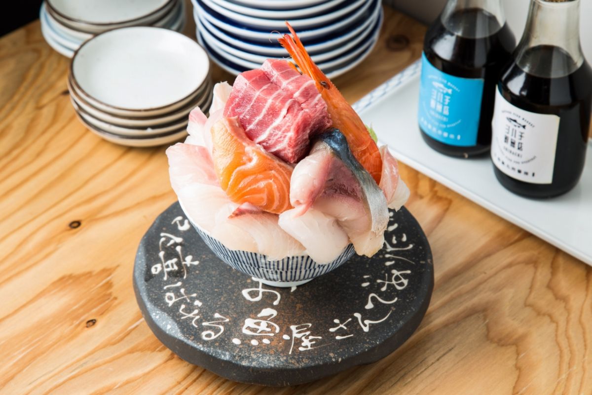 シハチの名物海鮮丼