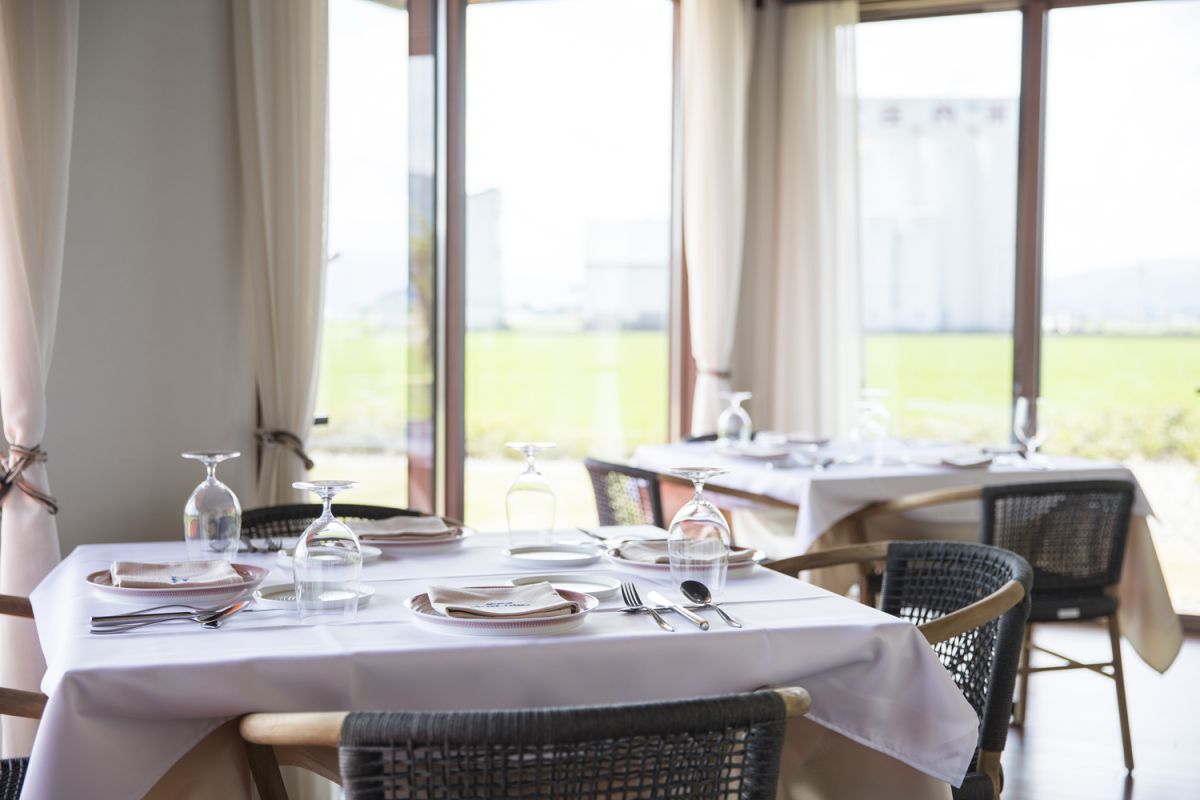 陽が降り注ぐ日中の店内。田園風景が広がる