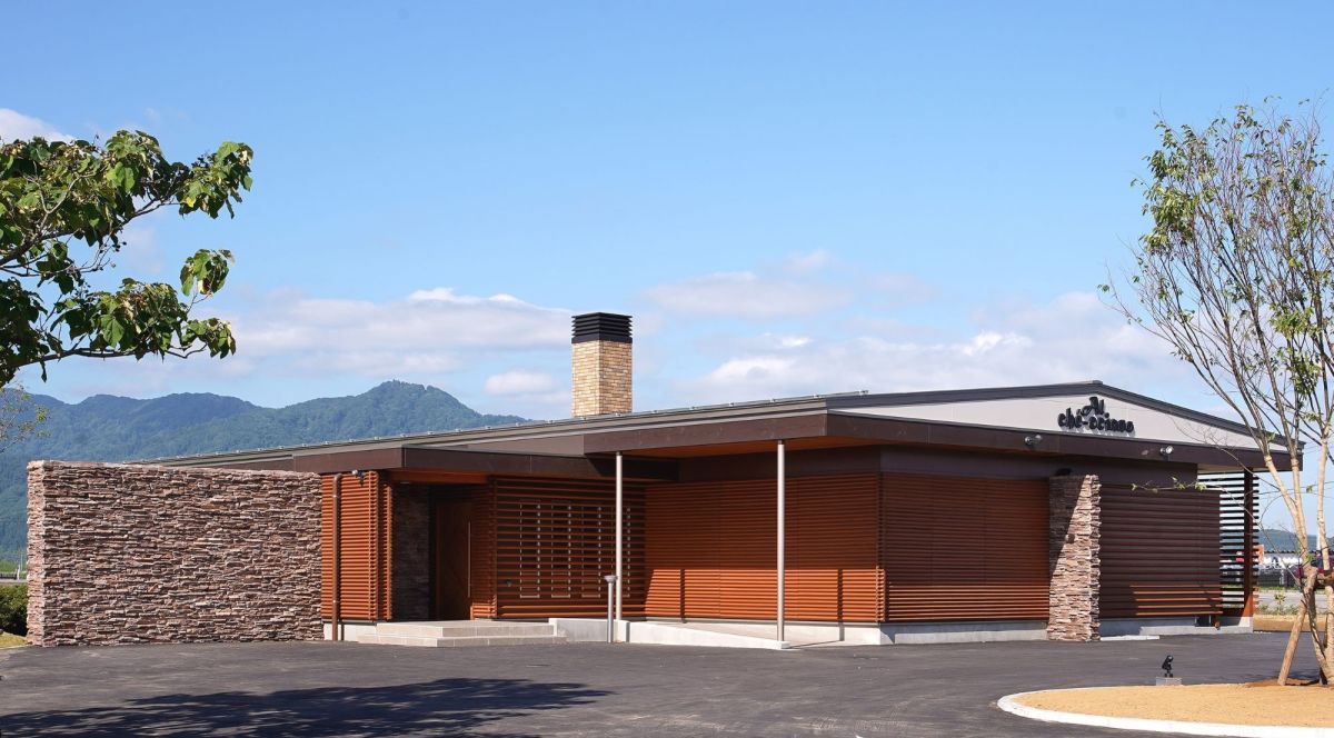 2022年7月に移転した本店。隣にはアカデミー棟を併設