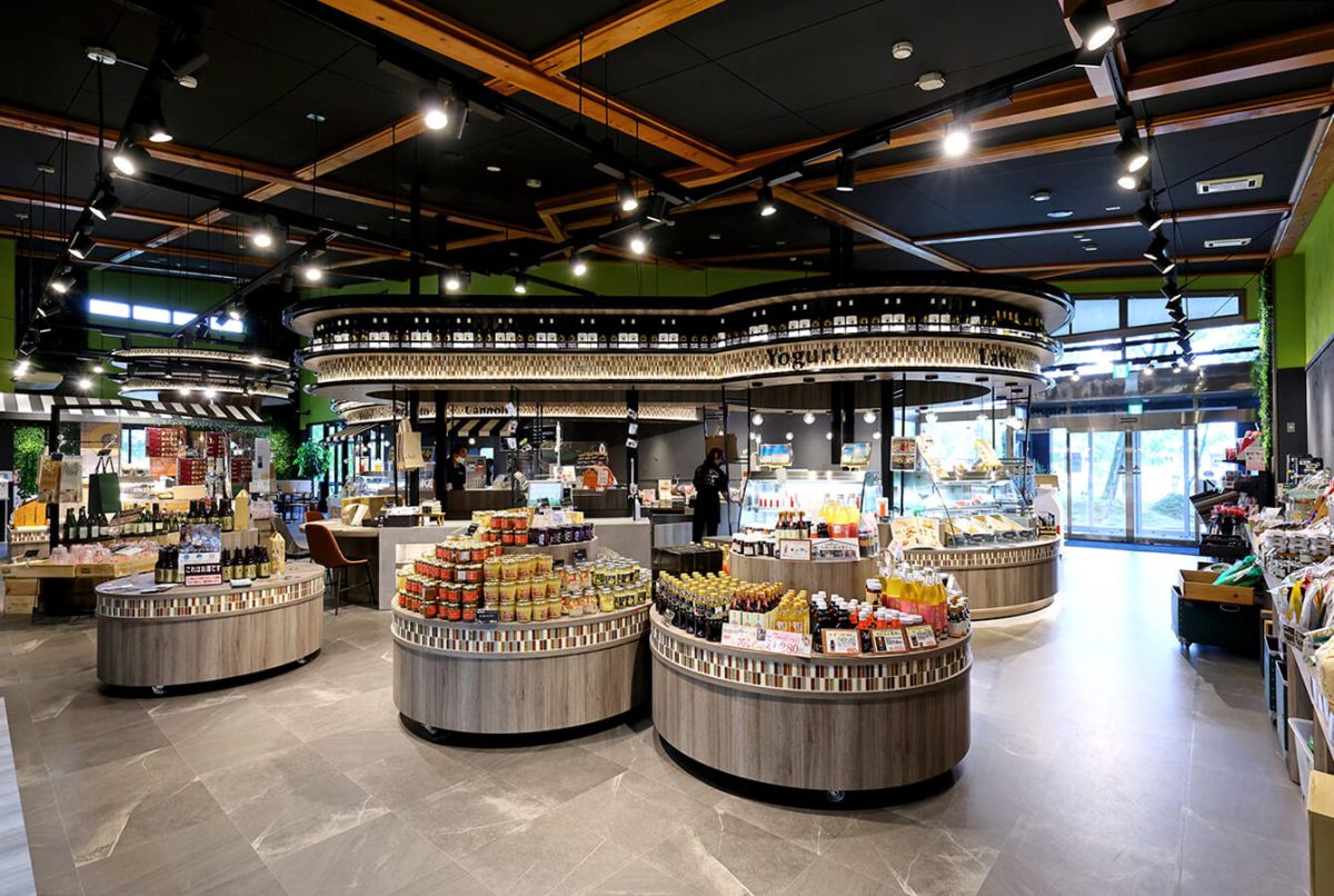 牛乳やチーズのショーケースを囲むように多彩な商品が並ぶ