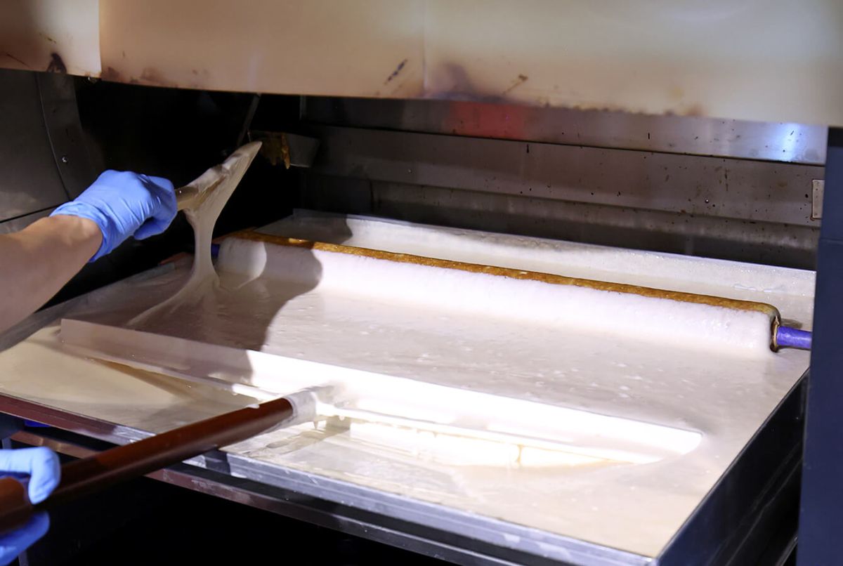 バウムクーヘンの製造風景