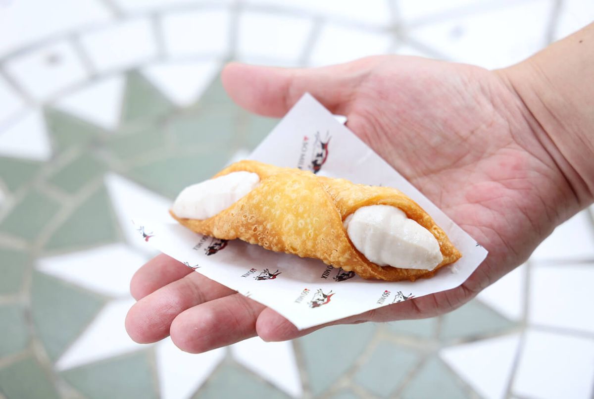 「カンノーリ」250円。リコッタチーズクリームはオーダーを受けてから詰めるので生地はいつでもサックサク！