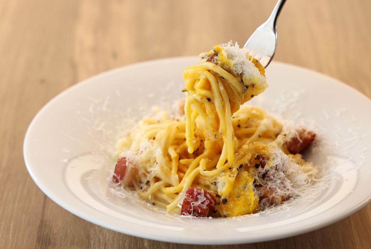 濃厚な卵とチーズ、ベーコンの旨味が絡んでえもいわれぬおいしさ！