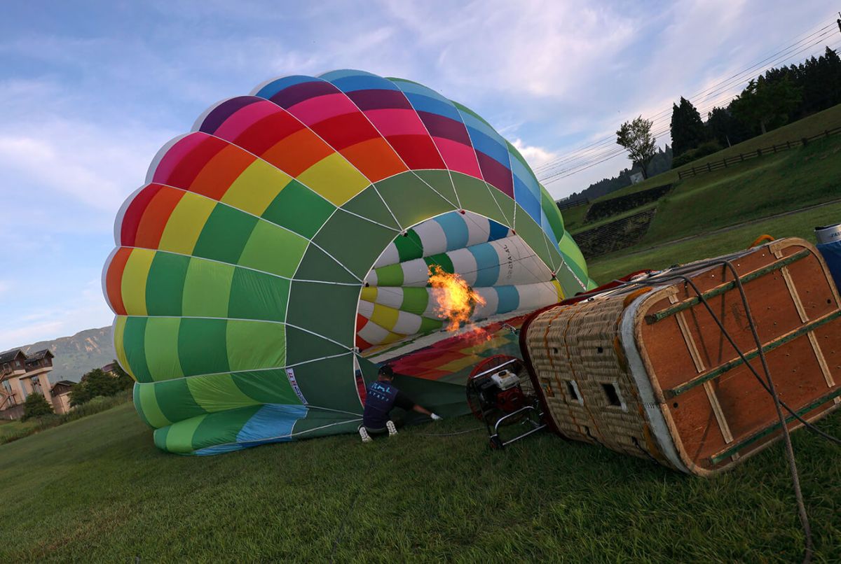 熱せられた空気でどんどん膨らんでいきます