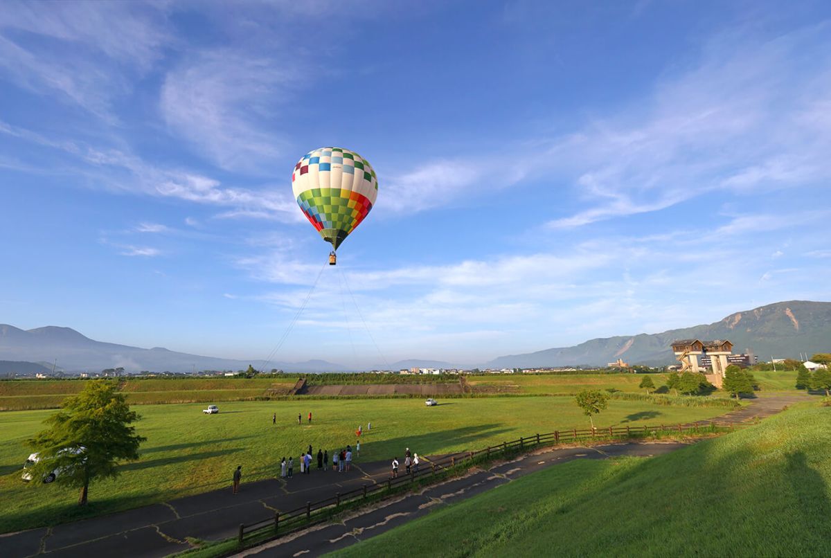 青い空にカラフルな熱気球は映えます