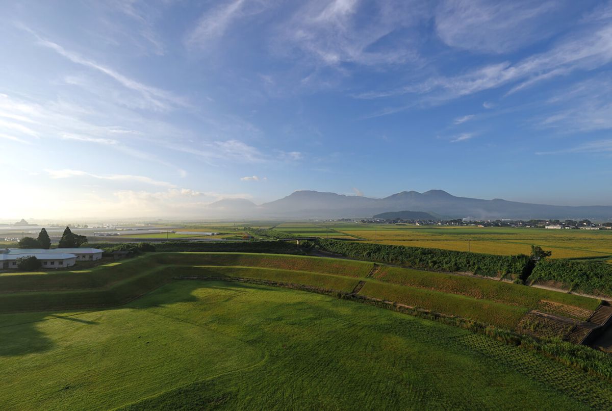 正面に見えるのが、高岳・中岳・根子岳・烏帽子岳・杵島岳からなる阿蘇五岳