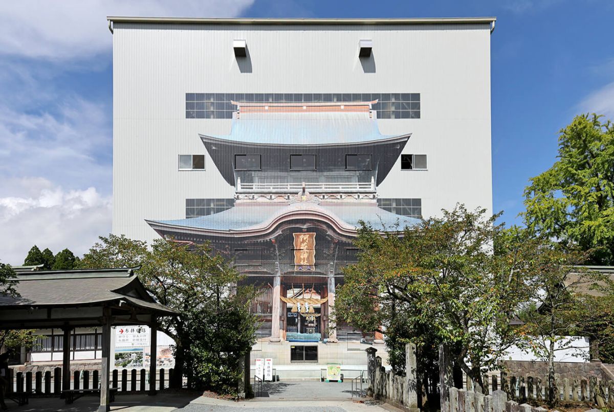 修復中の楼門。高さ18mは二重門として九州最大規模を誇ります