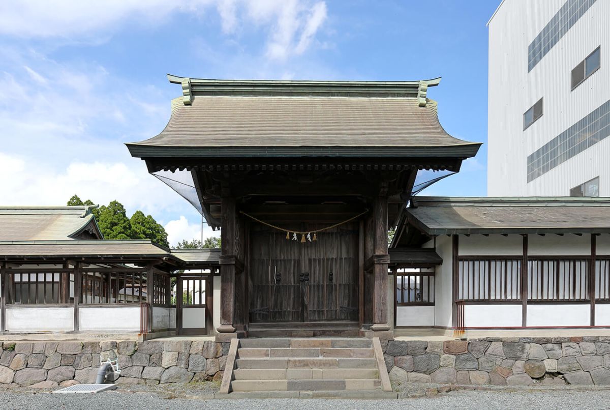 楼門の左手に立つ還御門