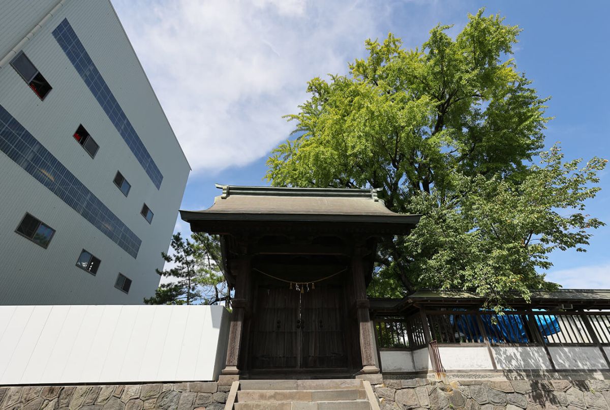 楼門の右手が神幸門