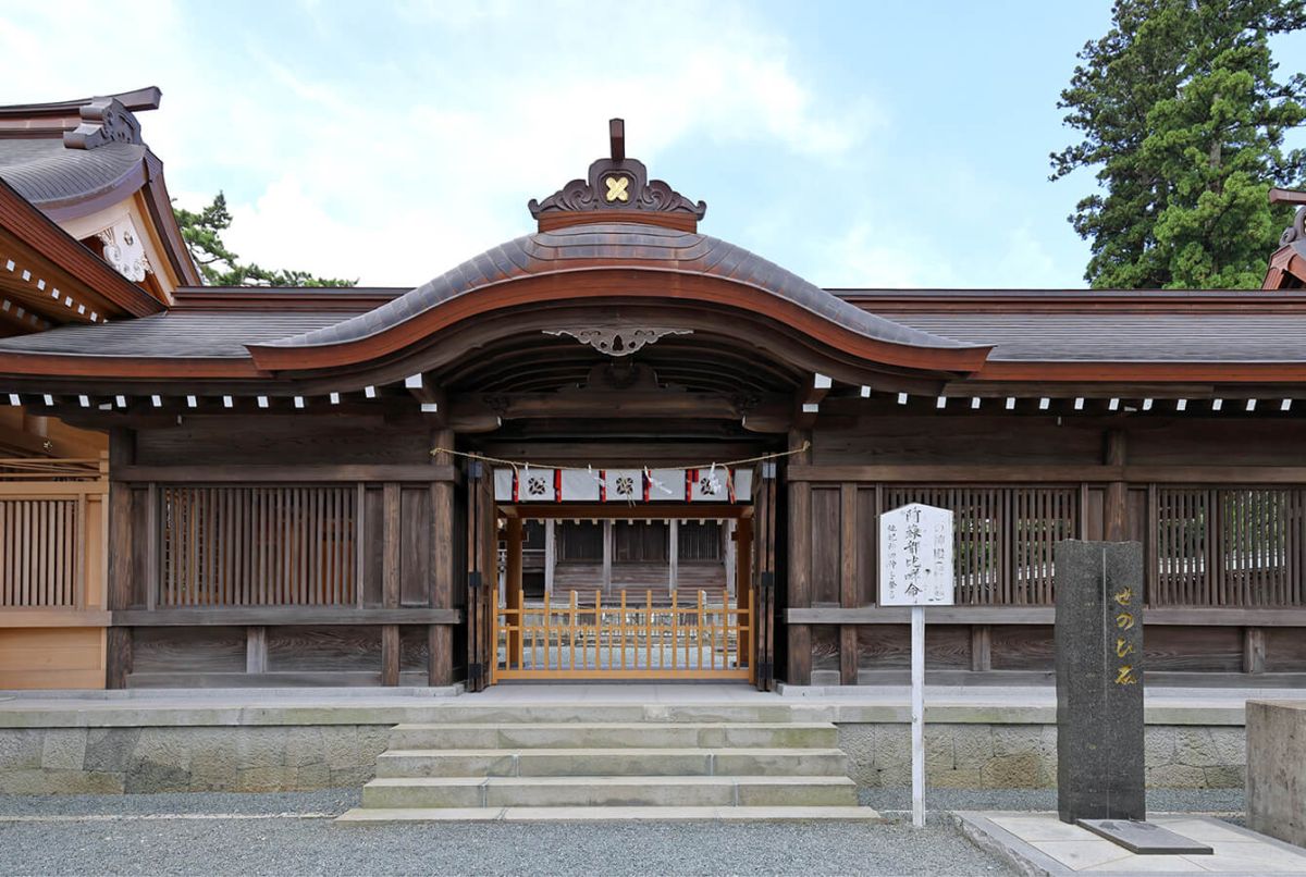 奥に見えるのが阿蘇都比咩命などをお祀りする二の神殿