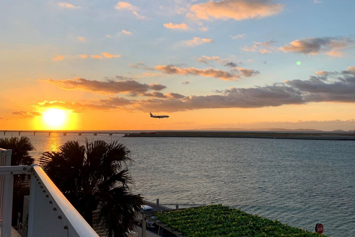 瀬長島ウミカジテラスはサンセットスポット。どこからでも眺めることができます