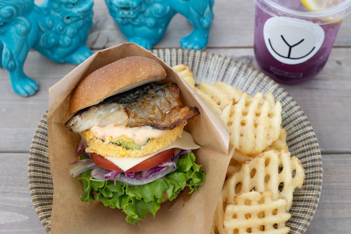 写真のドリンクはバタフライピーレモネード