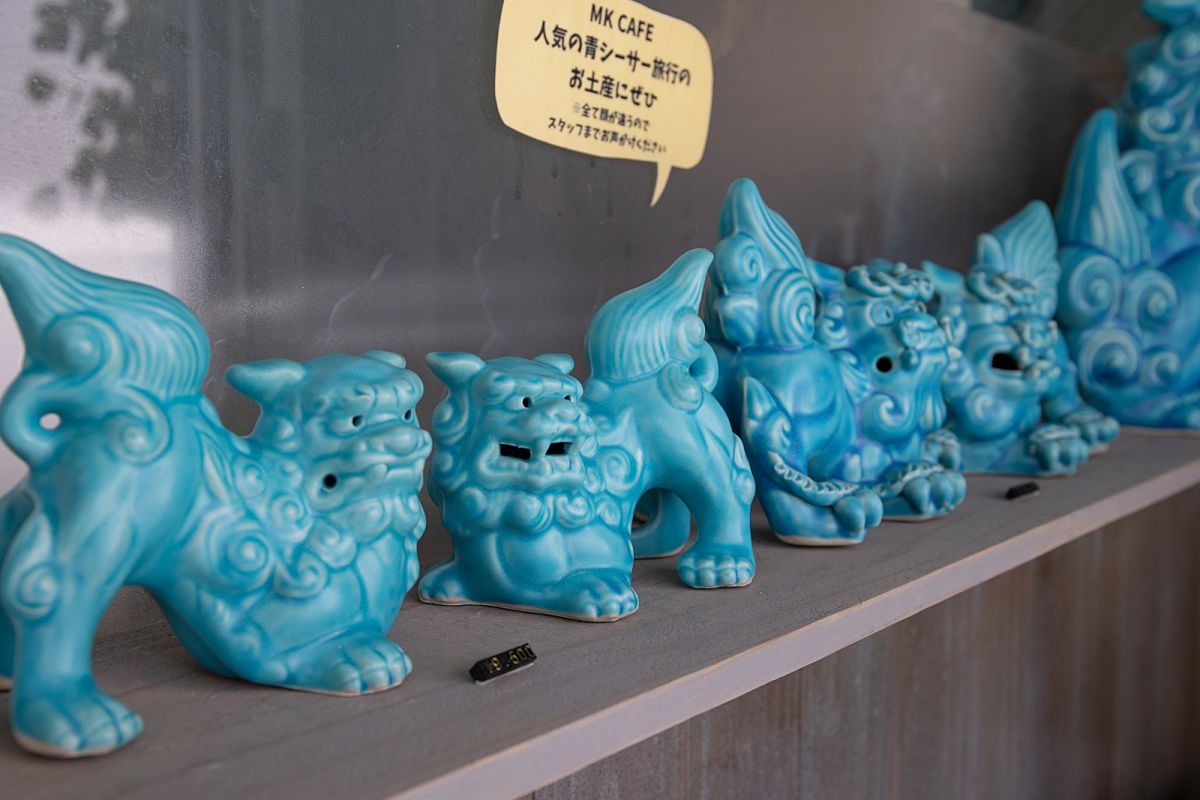 目の覚めるようなトルコブルーのシーサー