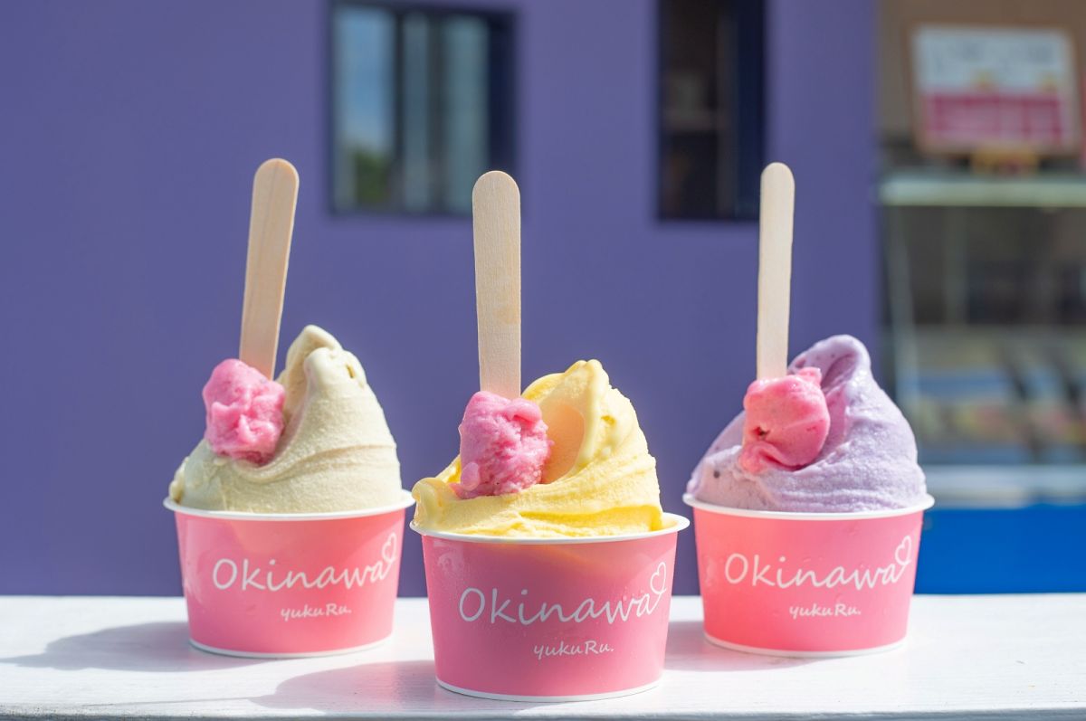 左から、プレミアムピスタチオ／マンゴーミルク／紅芋＋ミルク。シングル648円、ダブル748円