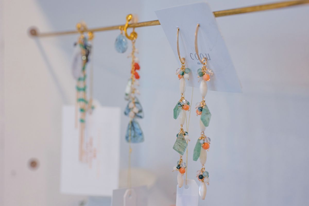 顔まわりをパッと明るく見せてくれる手前のピアスは9,570円