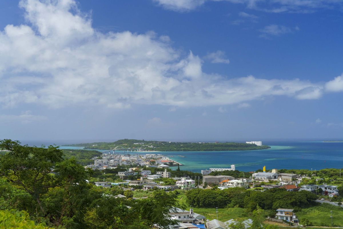 対岸の高台にある絶景カフェ「ピザ喫茶 花人逢」から眺める「瀬底島」