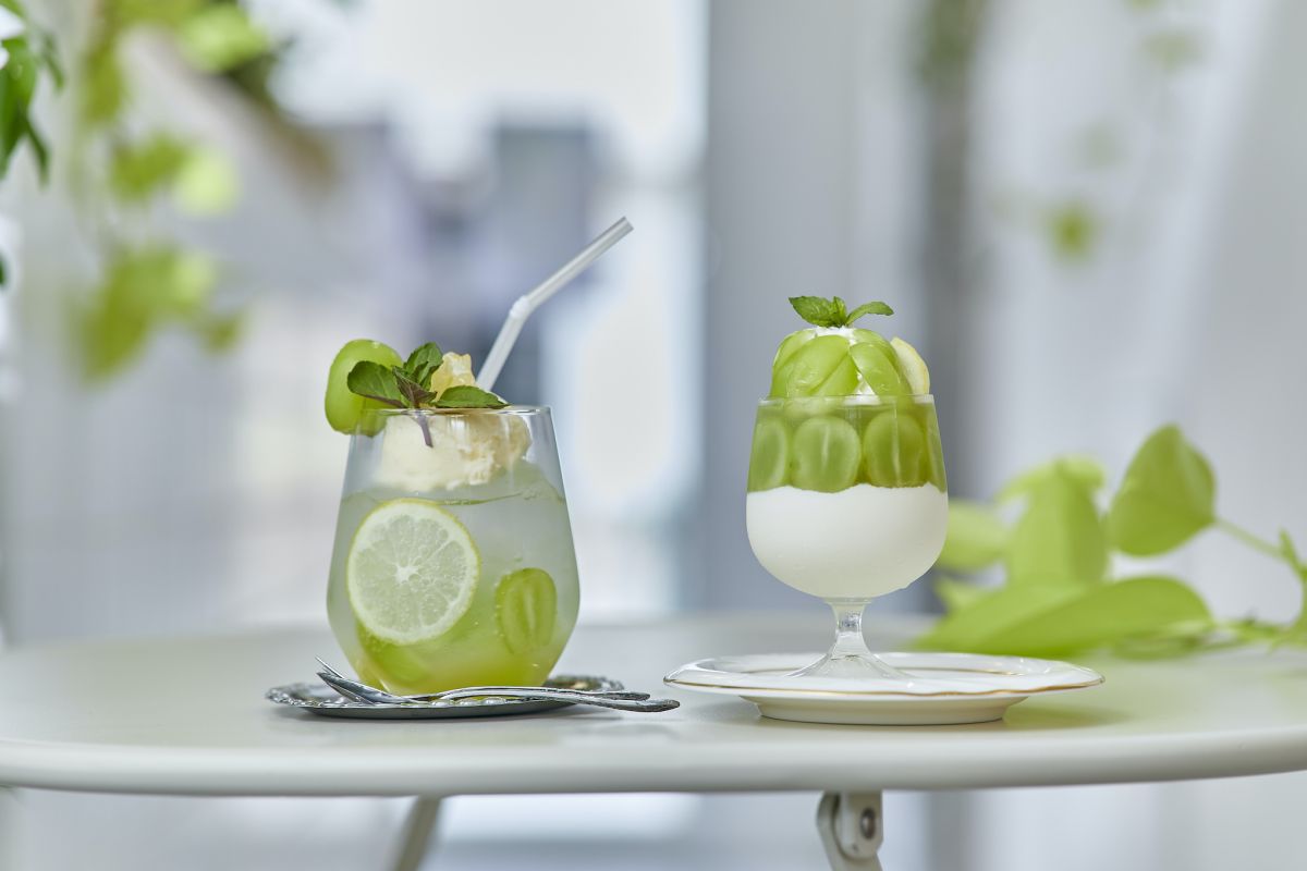 シャインマスカットのクリームソーダ800円、シャインマスカットのパンナコッタ980円