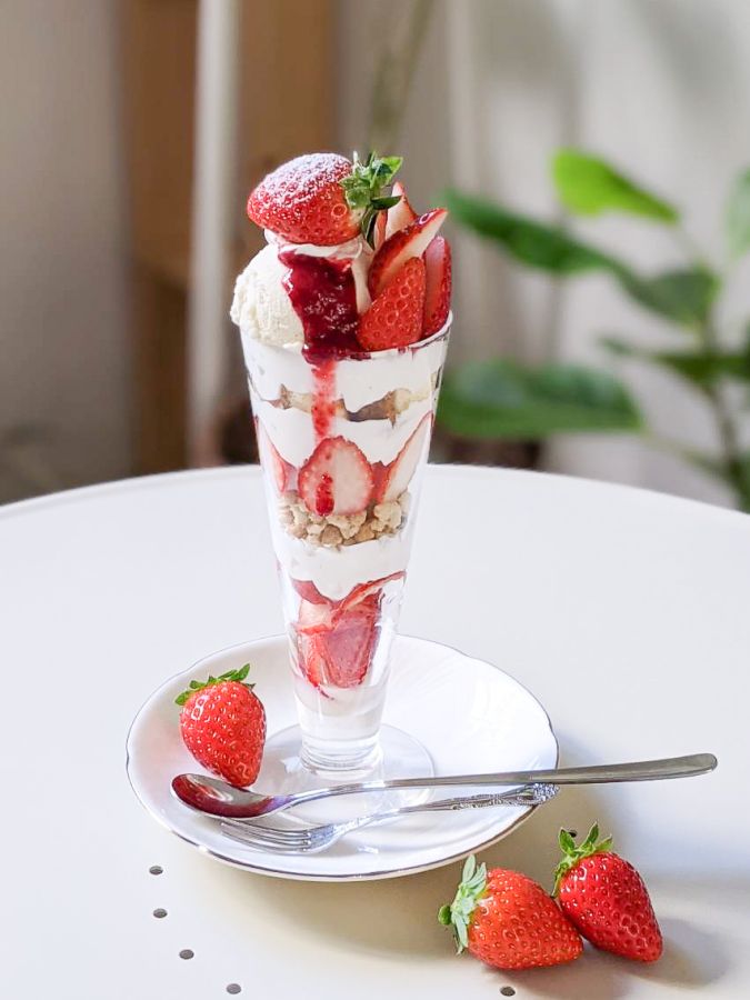 いちごのパフェ1680円(年によって価格変動あり)　11月下旬からゴールデンウィーク頃まで