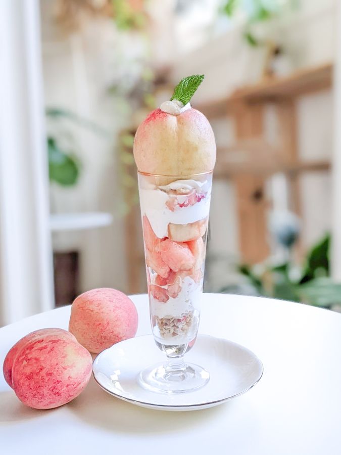 まるごともも×2の贅沢パフェ　1800円(年によって価格変動あり)　　販売期間：7月下旬〜8月中旬頃