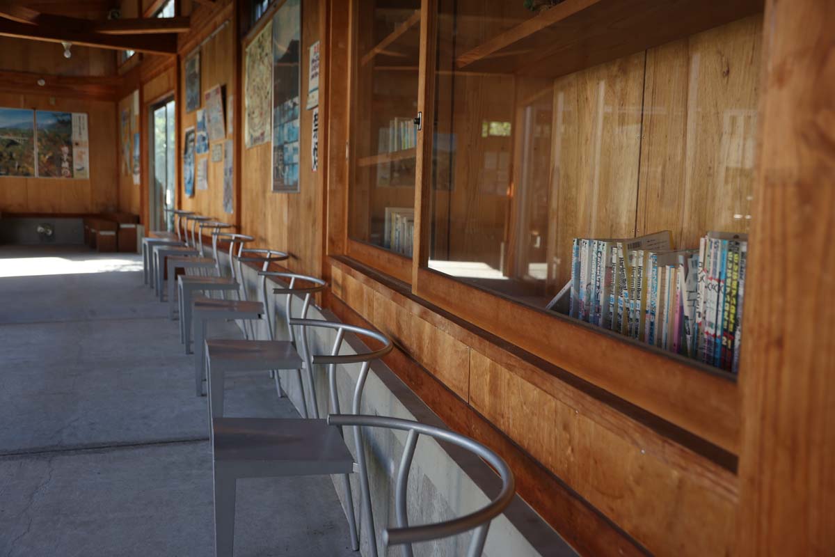 回廊には椅子が設けられている