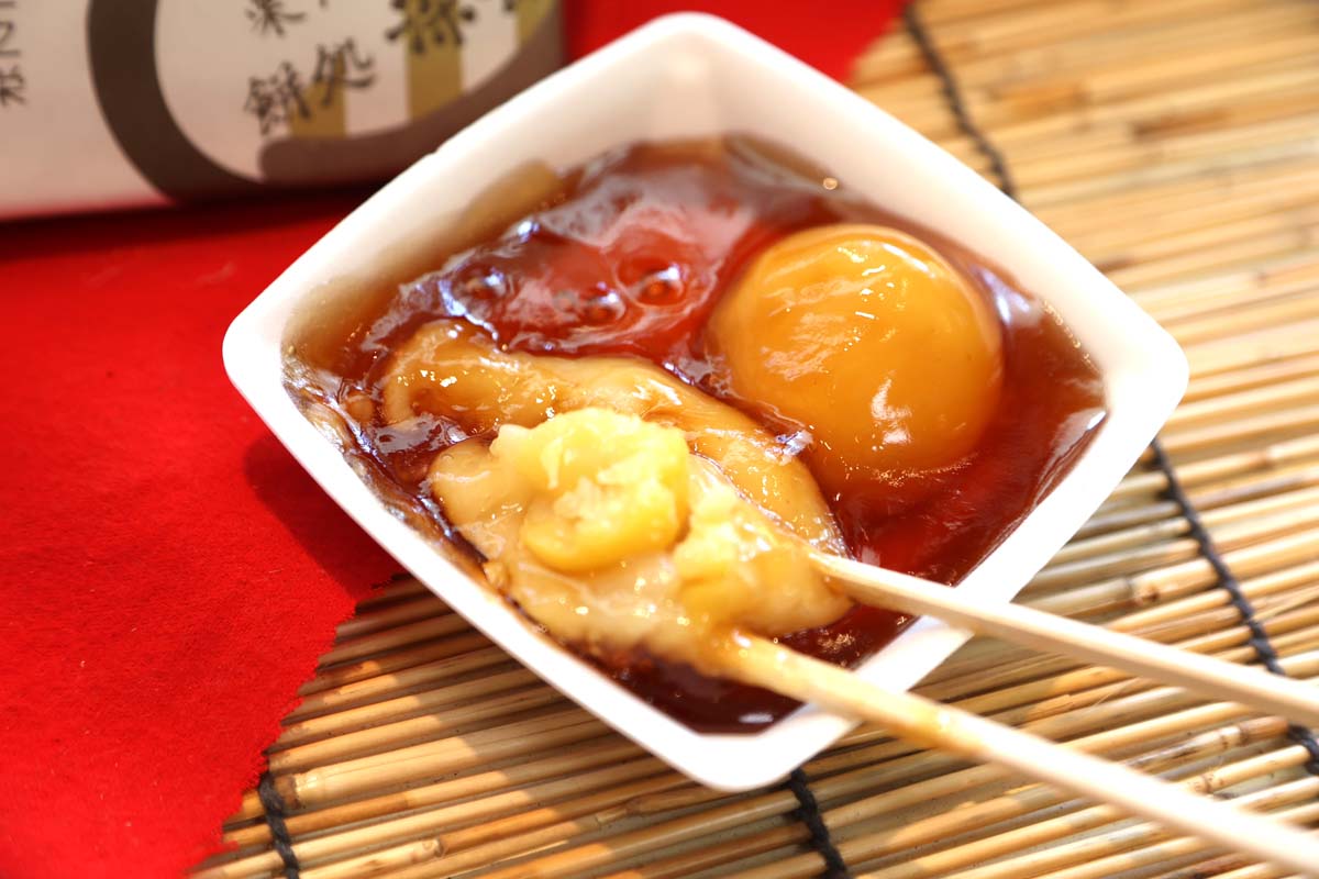 大きな栗とやわからい団子にみたらしの甘じょっぱさが絶妙に絡む